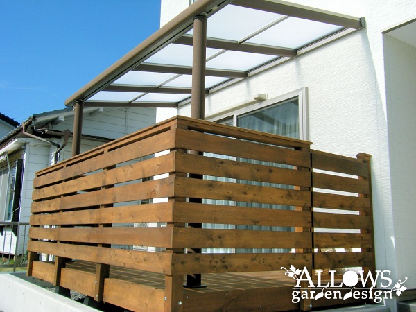 天然木デッキと人工木材の屋根『樹の木テラス』