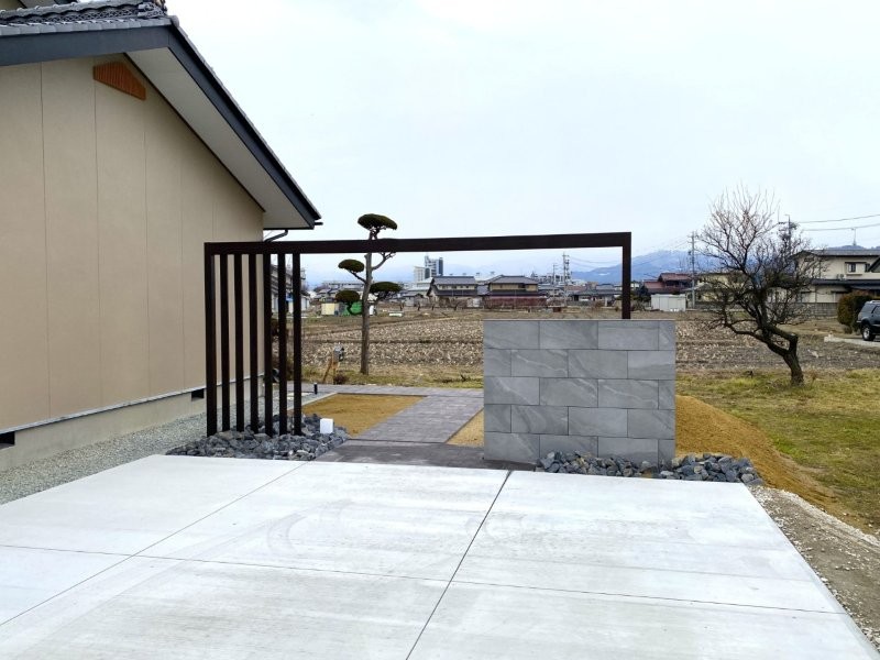 『プラスGとインターロッキングで魅せる』玄関へ導くアプローチ