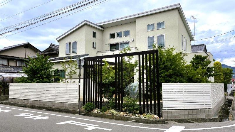 角地に建つ住宅のガーデンを、プライベート空間にリノベーション