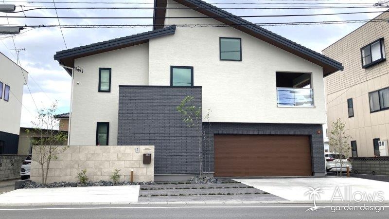 住宅と調和したデザインのファサード