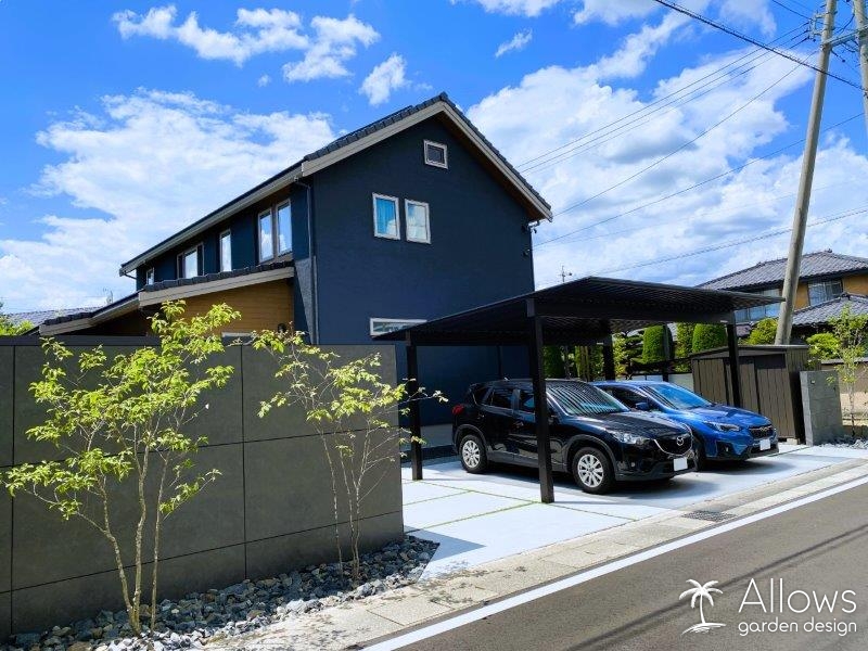 ブラック×木調のトータルエクステリア