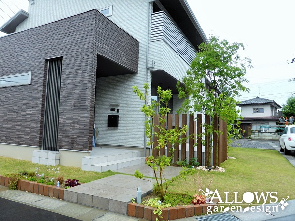 スリットフェンスと斜め張りのタイルテラス