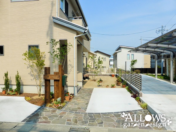 枕木門柱と鉄平石のアプローチ