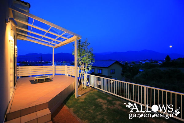 高台から望む幻想的な月