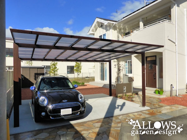 白い外壁と木目調カーポートのコントラスト