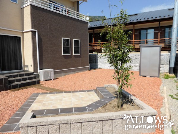 ローメンテナンスガーデンとタイルテラス