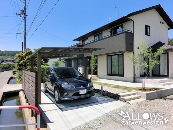 モダンスタイルに合う木調カーポート