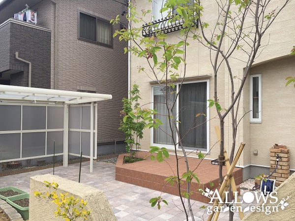 タイルテラスとインターロッキングのローメンテナンスガーデン