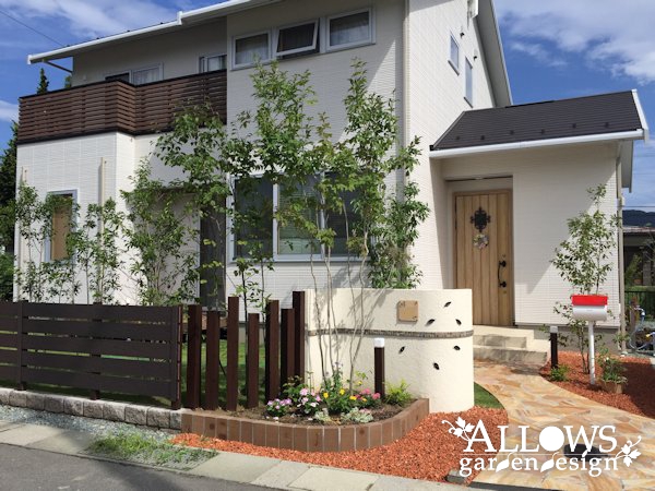 緑に囲まれたファサード