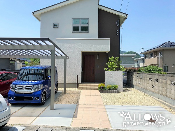 ツートンカラーの住宅に合わせたエクステリア＆ガーデン