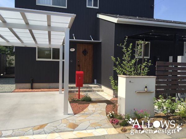 北面道路のファサードと、南のガーデン