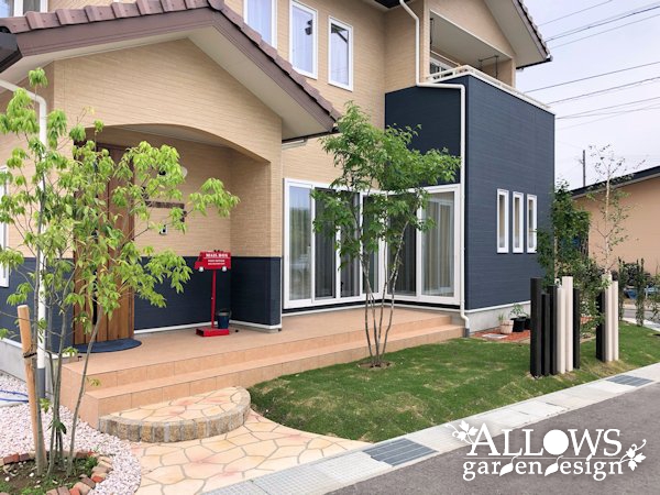 二色のスリットフェンスと法面の芝