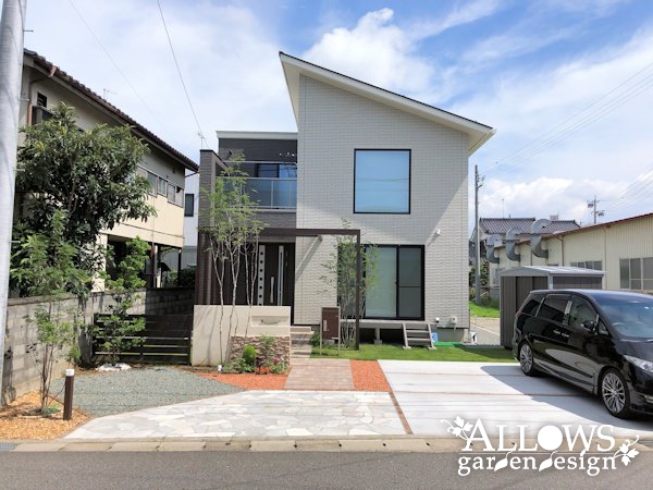 高木が映えるおしゃれなファサード