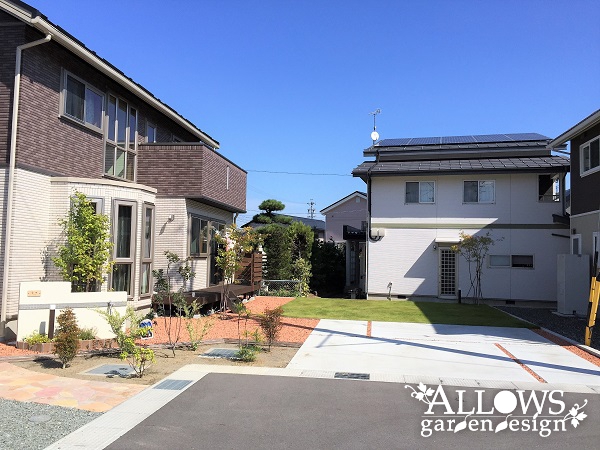 木々が目を引く角地のエクステリア