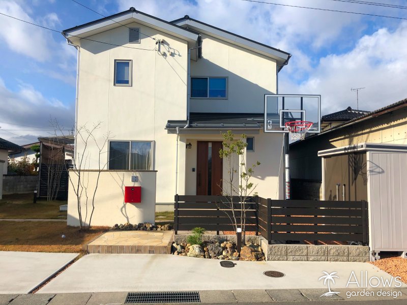 塗り壁と自然石のファサード