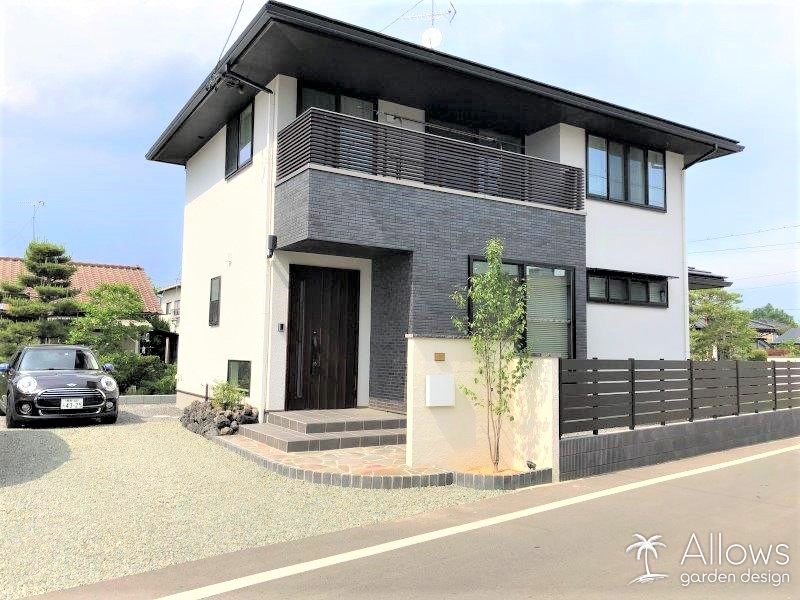 モダンな住宅に調和したファサードと、天然木のウッドデッキ