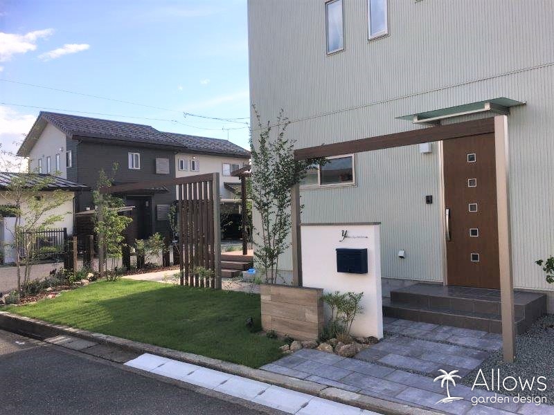 緑に囲まれた角地の住宅