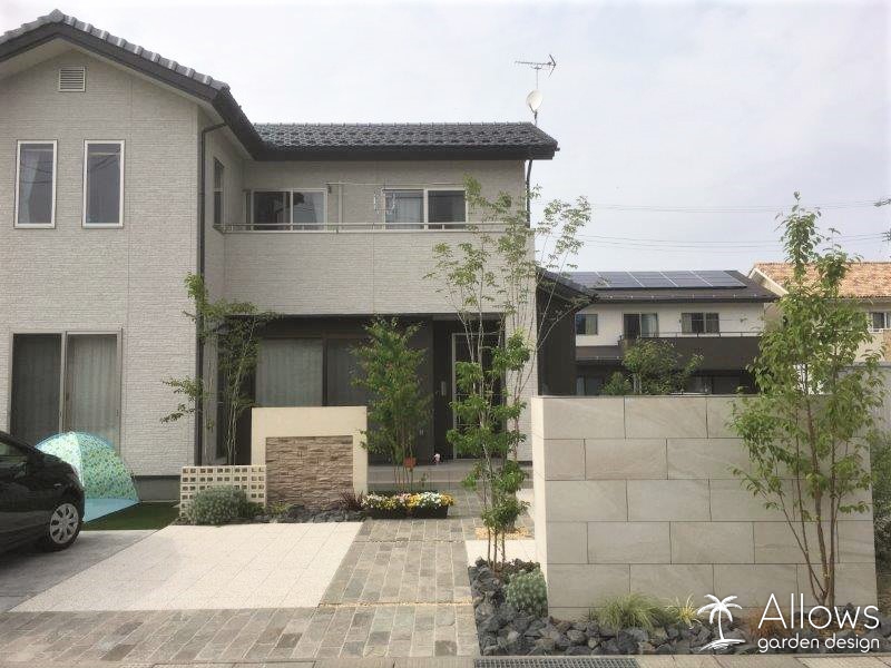 スタイリッシュなファサードに、自然素材をコーディネート