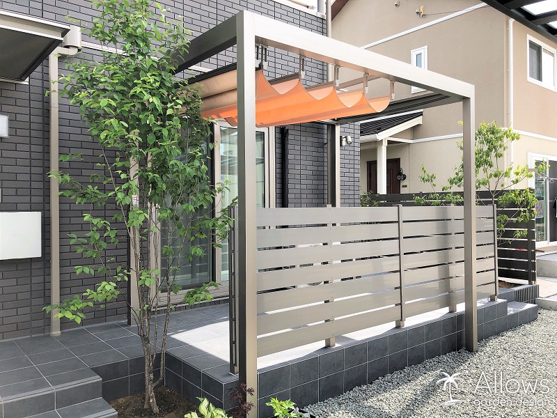 既存のタイルテラスを増設し、日除けも設置