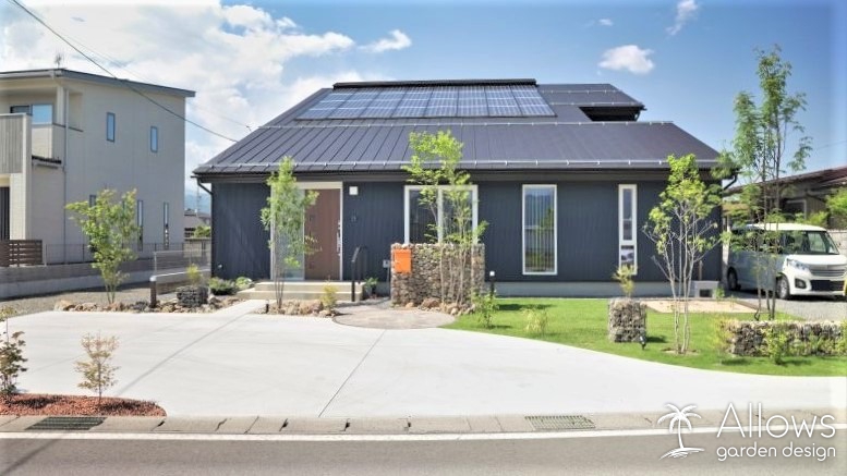 高木と石積みのナチュラルテイストなファサード