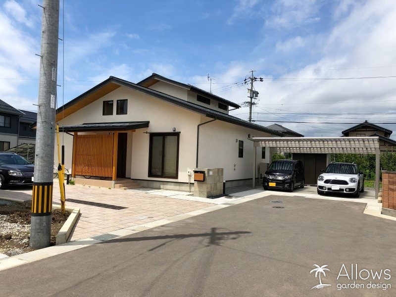 石目調タイル張りの門袖と園路