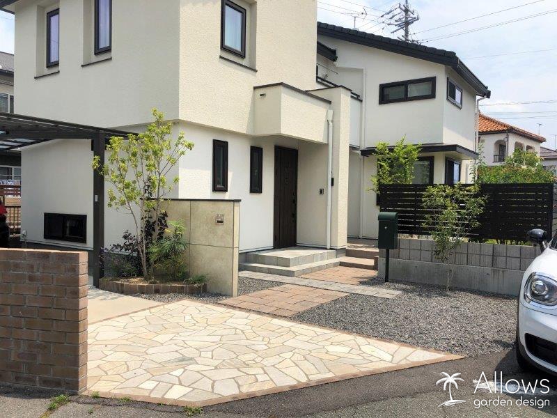 跳ね上げ門扉を使用したセミクローズドのエクステリア