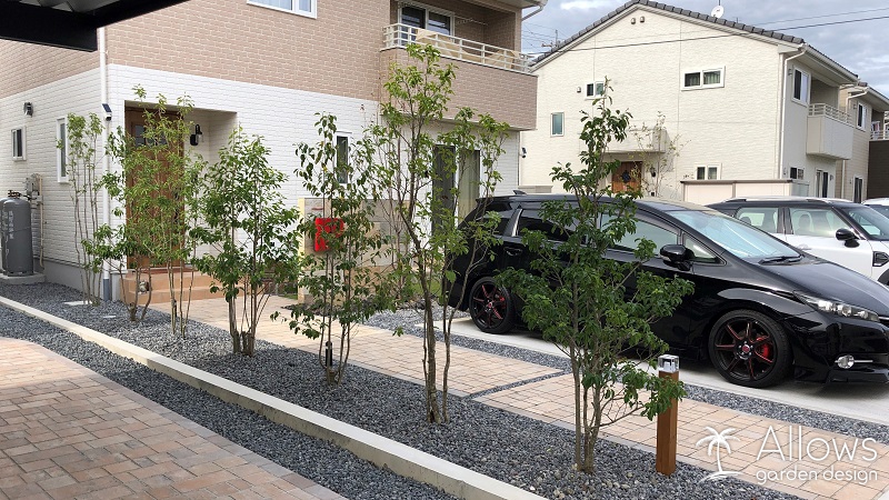 ナチュラルなフェンスで仕切ったプライベートガーデン