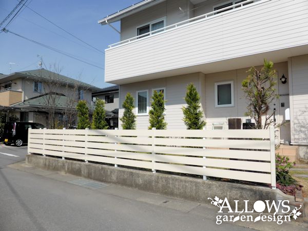 アメリカン住宅の白い樹脂フェンス