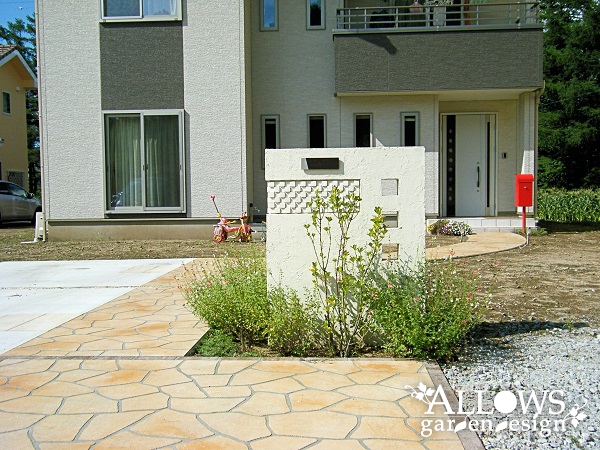 太陽の光で表情が変わる、凹凸がポイントの門柱