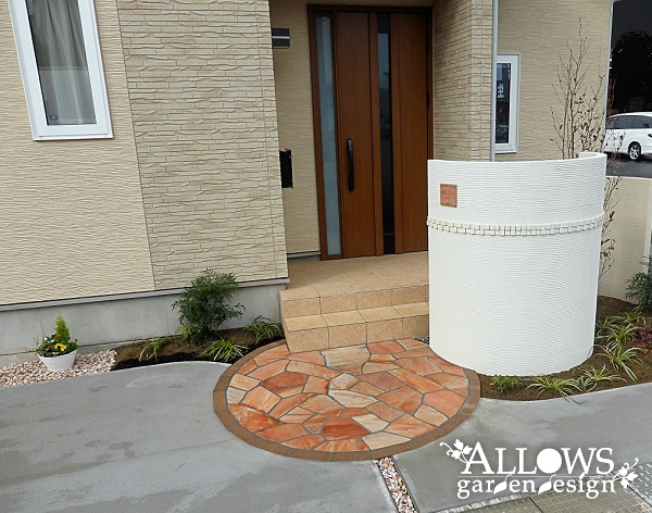 2つの半円の門柱と円形のエントランス