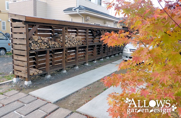 目隠しを兼ねた木製薪置場＆ログ物置