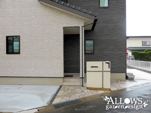 天然石でシンプルモダンな玄関周り