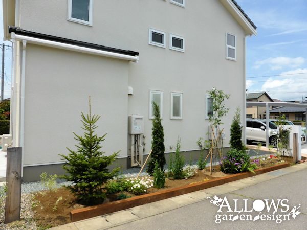 白い塗り壁のお家と植栽