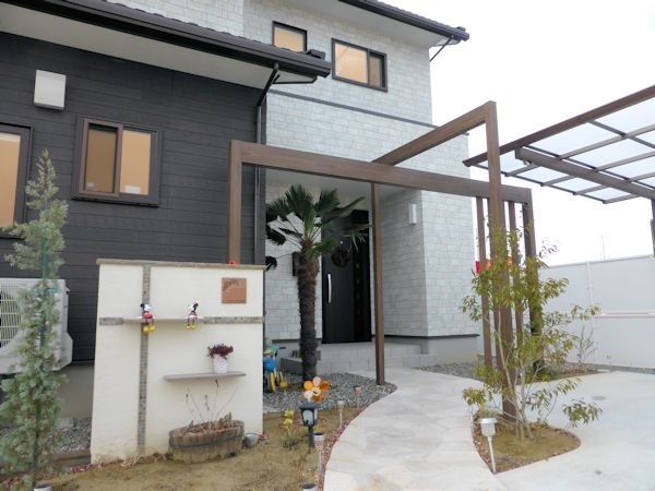 木調のおしゃれなカーポートとゲート