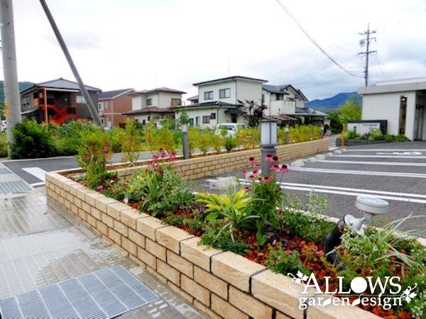 モダンテイストな白レンガの花壇