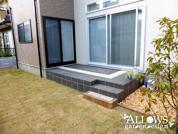 白系の石張りとスタイリッシュカーポート