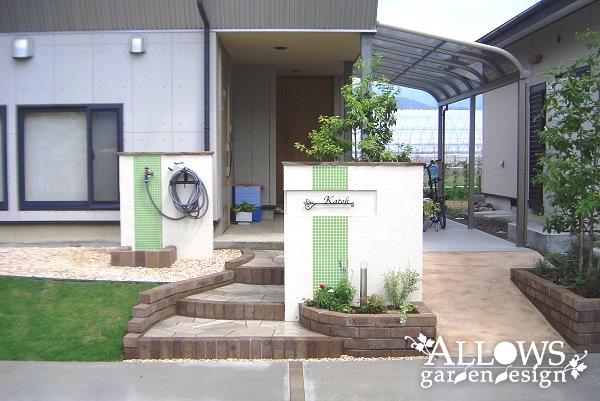 クールな住宅にライムグリーンのアクセント