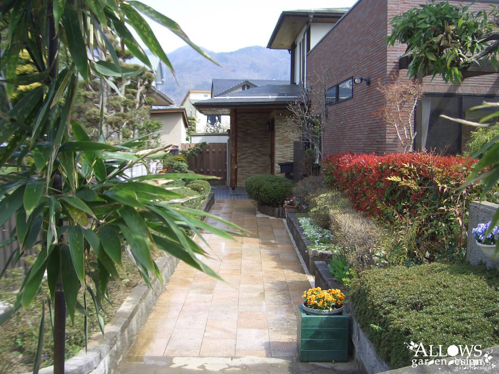 飛び石から歩きやすい御影板石敷きのアプローチへリフォーム。和の趣。