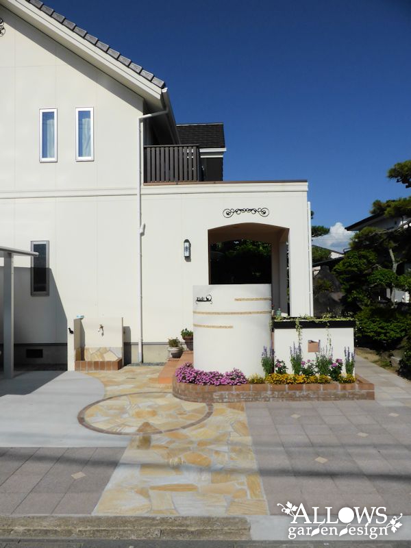 円形が印象的なエクステリア