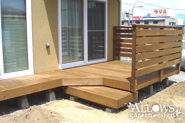 塗り壁の住宅にマッチしたウッドデッキ&フェンス