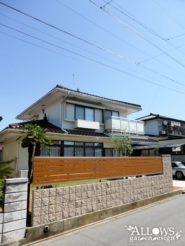 生垣をお洒落なウォールにリフォーム