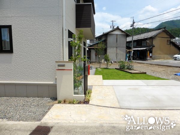 差し色のアクセントが効果的な門柱