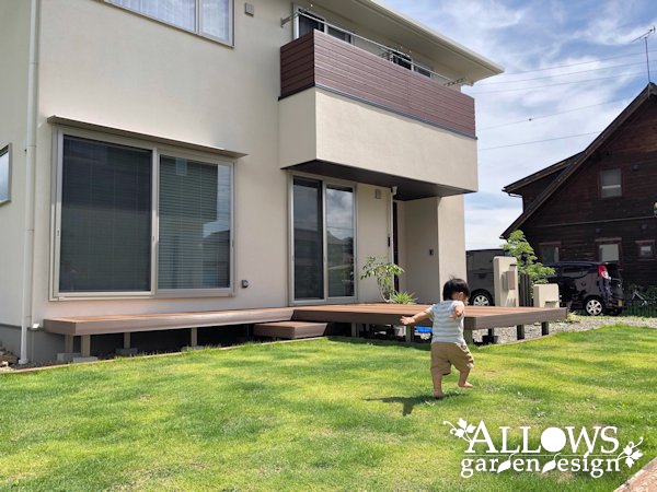 芝生とウッドデッキの広々としたガーデン