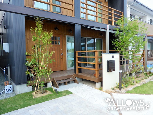 天然石とインターロッキングで形成されたエクステリア