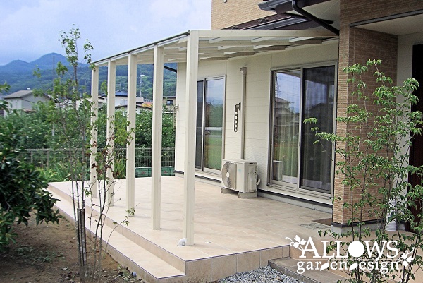 白いテラス屋根で明るい空間