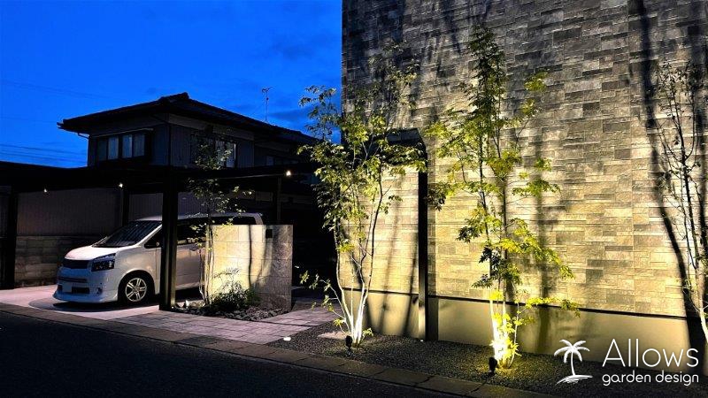 モノトーンに石目調を取り入れた、高級感のあるファサード