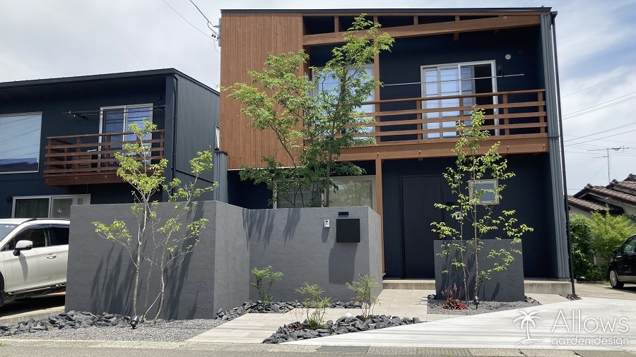 ブラックのウォールとフェンスで囲われたプライベートガーデン