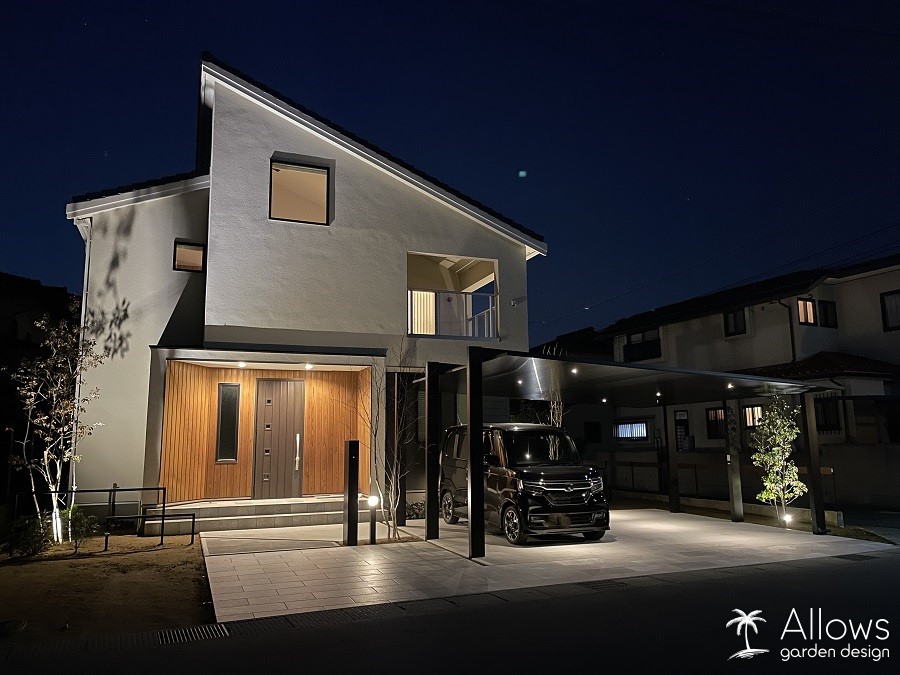 モノトーンのスタイリッシュなファサード空間