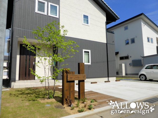 高耐久枕木を使用した門柱とアプローチ