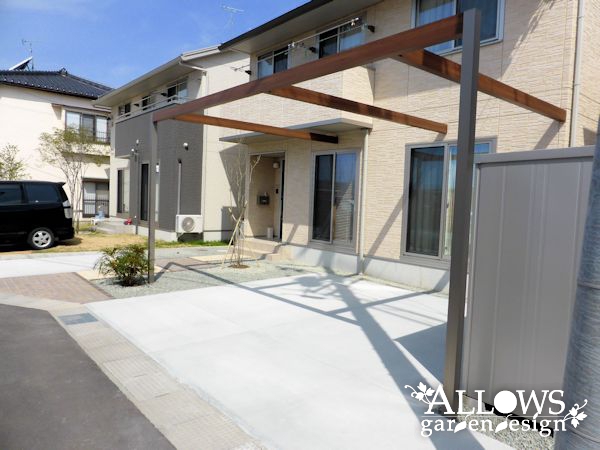 2色でデザインしたインターロッキングのアプローチ